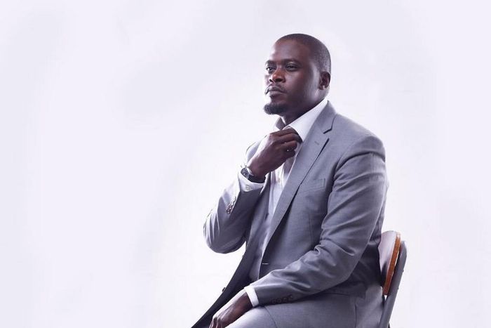 Fans impressed by this photos of Senator Sakaja making daughter’s hair