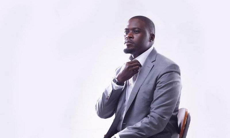 Fans impressed by this photos of Senator Sakaja making daughter’s hair