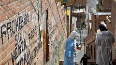 Health workers go house by house in La Paz on August 21, 2020, to find cases of Covid-19 so that they can be treated at home, to avoid overtaxing the hospital system