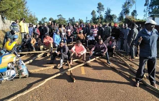 Deputy President William Ruto's suppoters block entry to a venue where Senator Gideon Moi was supposed to be installed as a Kalenjin elder