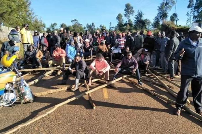 Deputy President William Ruto's suppoters block entry to a venue where Senator Gideon Moi was supposed to be installed as a Kalenjin elder
