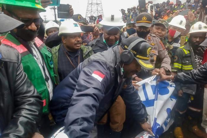 More than 1,000 employees had staged a demonstration at the main entrance to the mine