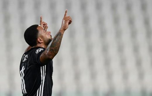 Memphis Depay's first-half penalty helped Lyon to the Champions League quarter-finals