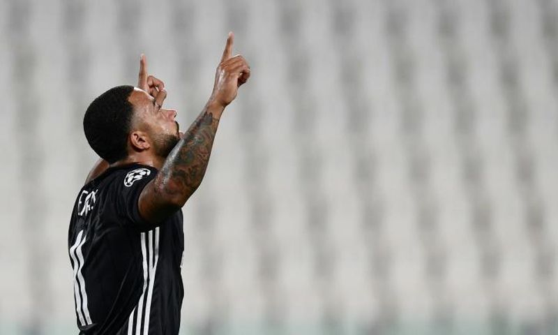 Memphis Depay's first-half penalty helped Lyon to the Champions League quarter-finals