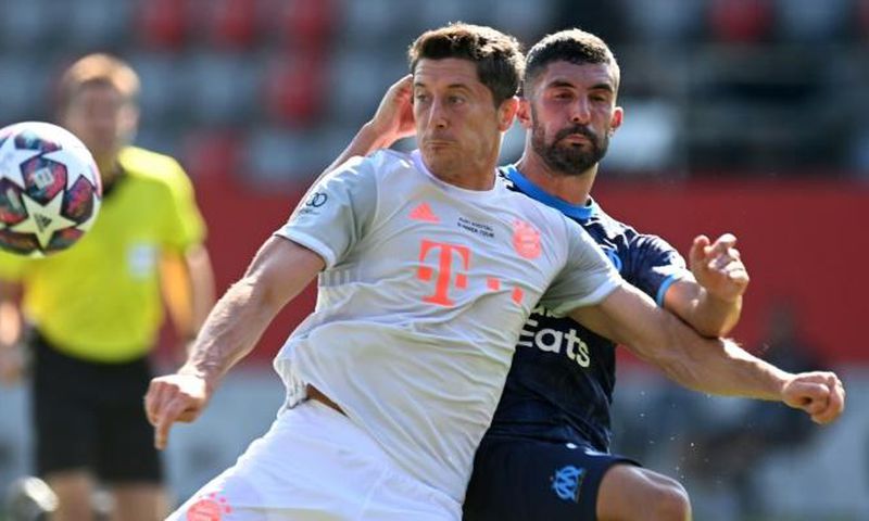 Robert Lewandowski (L) has scored 51 goals in all competitions for Bayern Munich this season.