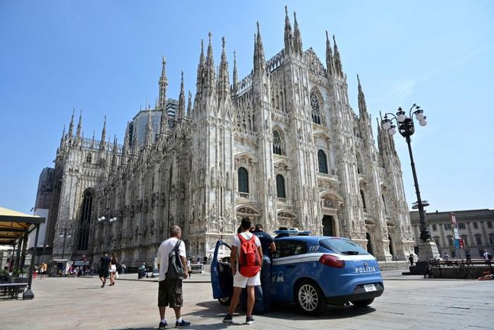 A man armed with a knife briefly took a guard hostage inside Milan cathedral but was quickly arrested by police