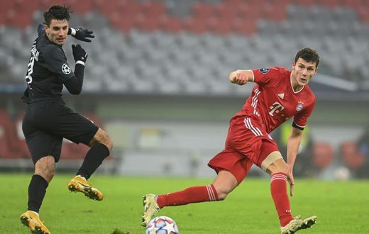 Bayern Munich defender Benjamin Pavard (R) has shaken off a knock from Wednesday's 3-1 win over Salzburg in the Champions League