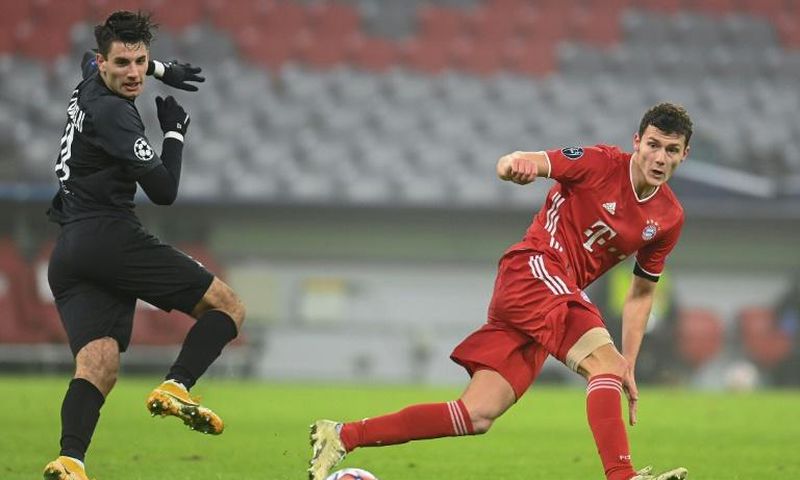 Bayern Munich defender Benjamin Pavard (R) has shaken off a knock from Wednesday's 3-1 win over Salzburg in the Champions League