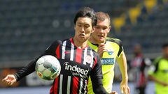 Eintracht Frankfurt's Japan forward Daichi Kamada (L) has extended his contract with the Bundesliga side until 2023