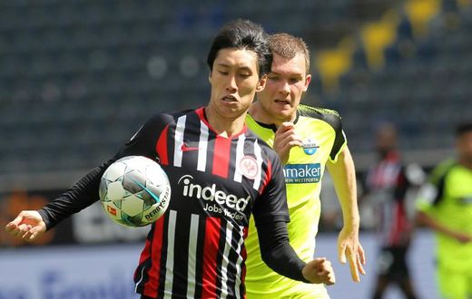 Eintracht Frankfurt's Japan forward Daichi Kamada (L) has extended his contract with the Bundesliga side until 2023