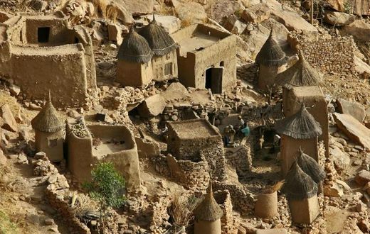 The Bandiagara site, a landscape of cliffs and sandy plateaux with traditional human settlements, representative of the Dogon culture, was placed on the UNESCO World Heritage List in 1989
