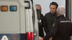 Former PEMEX boss Emilio Lozoya being transferred to a Spanish police van on February 13, 2020