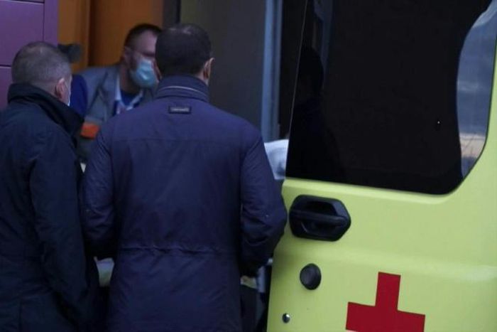 Ambulance transports Navalny from Omsk hospital to airport