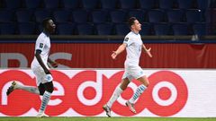 Florian Thauvin (R) celebrates his winner against PSG