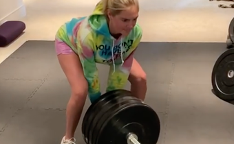 Watch Kate Upton Crush the Landmine Deadlift