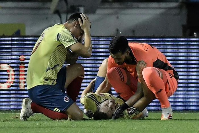 Colombia defender Santiago Arias (c) is expected to be sidelined for six months after breaking his leg in a 2022 World Cup qualifier against Venezuela