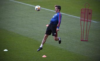 Spain defender Diego Llorente has signed for Premier League side Leeds