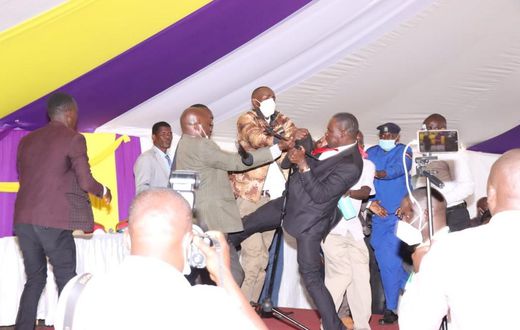 MPs Simba Arati and Sylvanus Osoro exchange blows at Burial ceremony in Kisii (Photos)