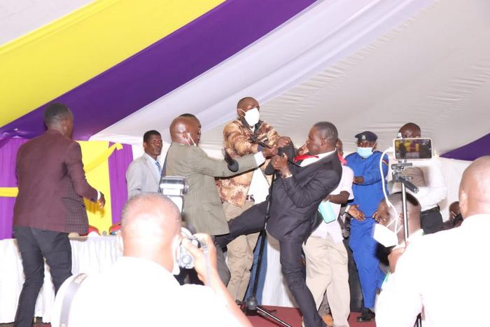 MPs Simba Arati and Sylvanus Osoro exchange blows at Burial ceremony in Kisii (Photos)
