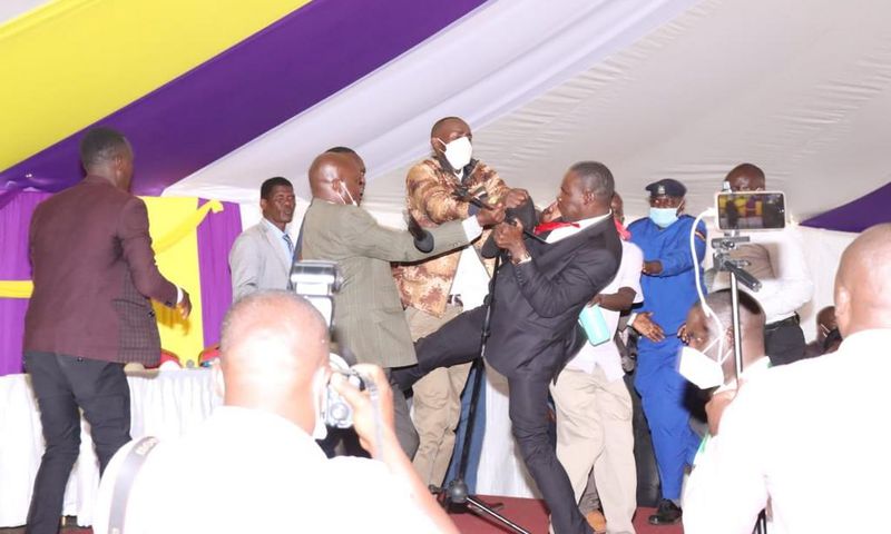MPs Simba Arati and Sylvanus Osoro exchange blows at Burial ceremony in Kisii (Photos)