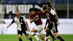 Le milieu brésilien de l'AC Milan Lucas Paqueta contre la Juventus Turin en Serie A le 7 juillet 2020 à Milan