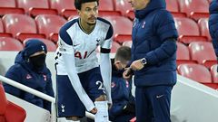 Tottenham manager Jose Mourinho talks with Dele Alli