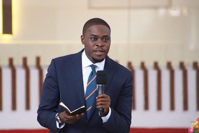 Fans impressed by this photos of Senator Sakaja making daughter’s hair