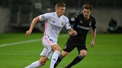 Real Madrid midfielder Toni Kroos (L) says footballers are just "puppets" for FIFA and UEFA when it comes to discussions about new competitions