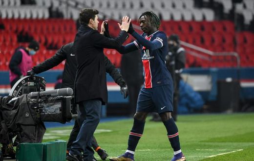 Pochettino celebrates his first win, 3-0 against Brest, with striker Moise Kean