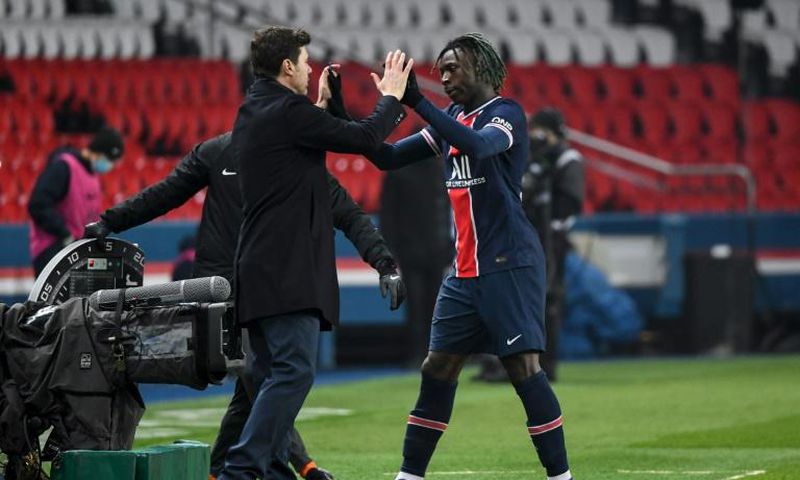 Pochettino celebrates his first win, 3-0 against Brest, with striker Moise Kean