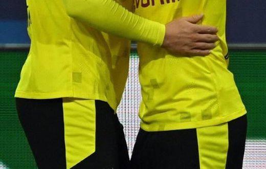 Jadon Sancho (R) celebrates his stunning free-kick with Dortmund teammate Erling Braut Haaland