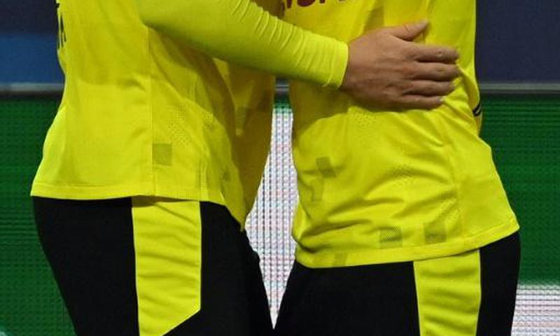 Jadon Sancho (R) celebrates his stunning free-kick with Dortmund teammate Erling Braut Haaland