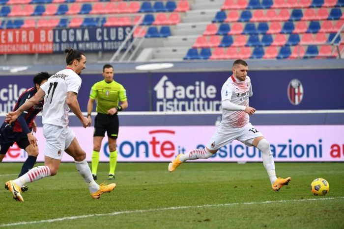 Rebic (R) scores the rebound after Ibrahimovic (L) missed a penalty