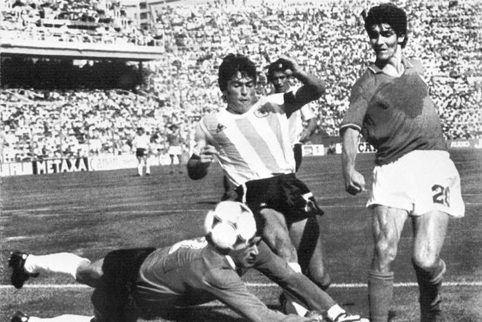 (FILES) In this file photo taken on June 29, 1982 Argentinian goalkeeper Ubaldo Fillol (Bottom) and captain Daniel Passarella (L) prevent Italian striker Paolo Rossi from scoring, during the World Cup second round match between Italy and Argentina in B...