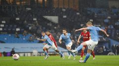 Kevin De Bruyne (right)missed a penalty for Manchester City