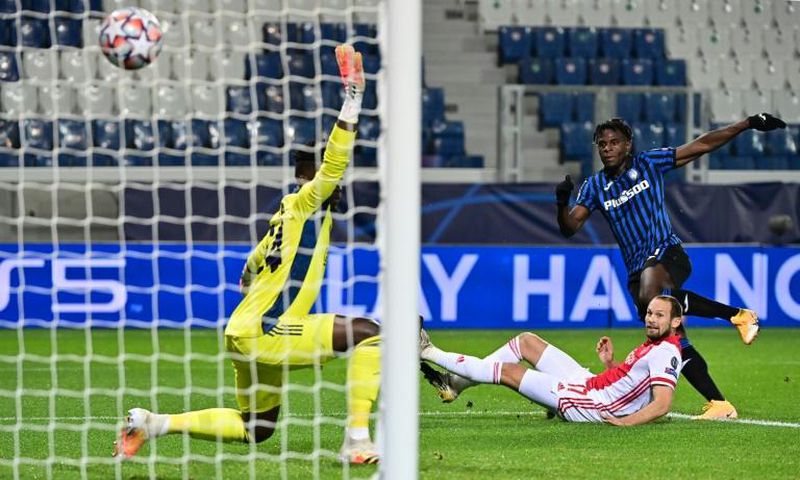 Atalanta's Colombian forward Duvan Zapata (R) scored twice in Bergamo