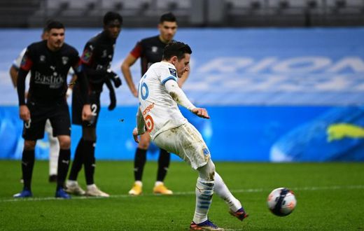 Florian Thauvin takes and misses a penalty in Marseille's defeat to Nimes