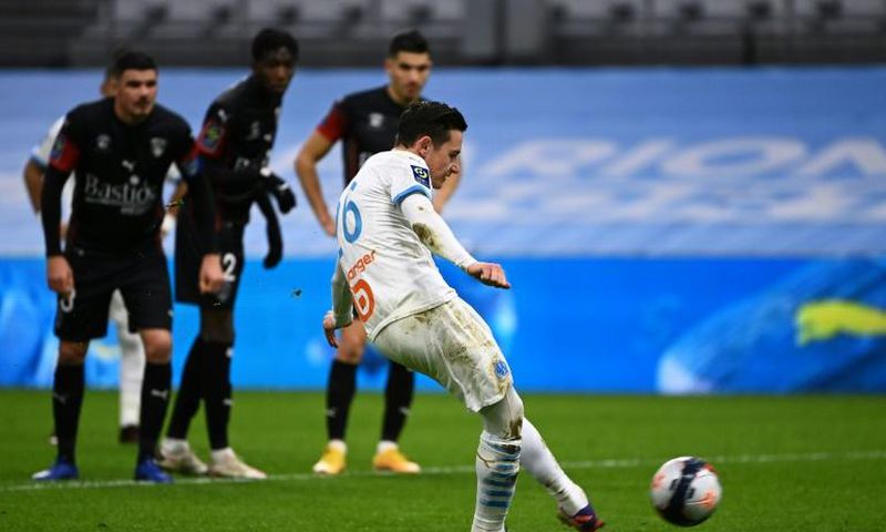 Florian Thauvin takes and misses a penalty in Marseille's defeat to Nimes
