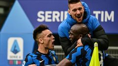 Inter Milan's Romelu Lukaku (R) and Lautaro Martinez (L) both scored in a derby win over AC Milan