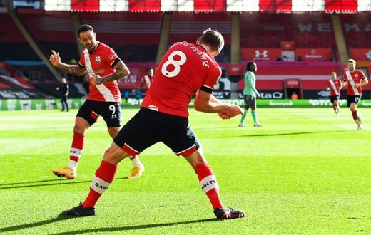 Southampton goal-scorer James Ward-Prowse (C) celebrates with Danny Ings (L)