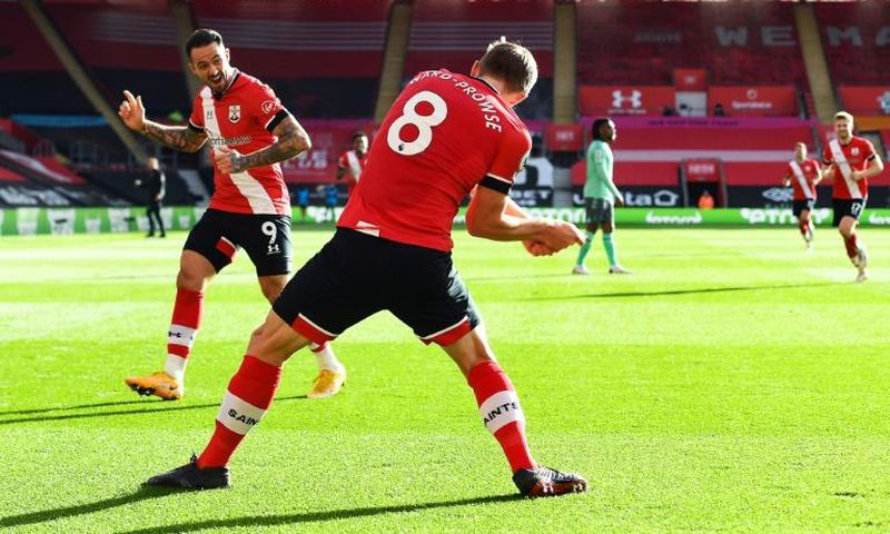 Southampton goal-scorer James Ward-Prowse (C) celebrates with Danny Ings (L)