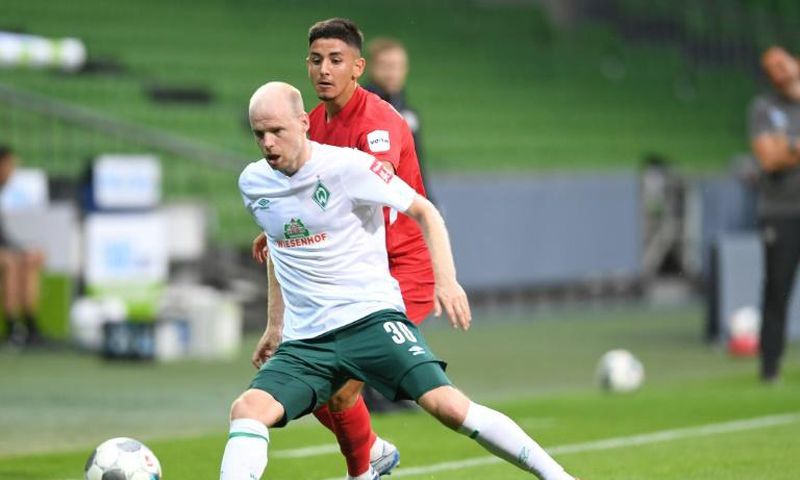 Bremen have confirmed Dutch internartional Davy Klaassen (L) is in talks with Ajax