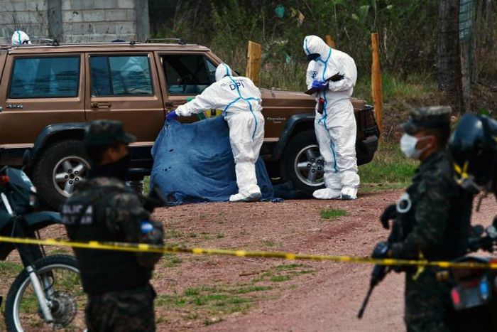 Honduran investigators pictured at the scene of a murder in Tegucigalpa in May 2020