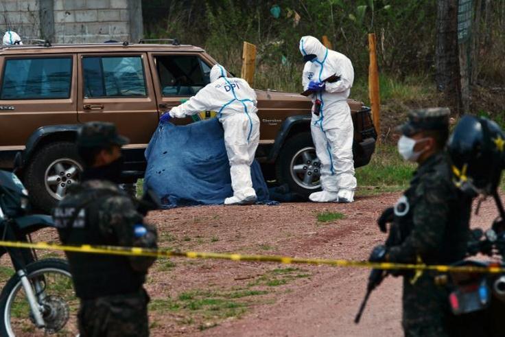 Honduran investigators pictured at the scene of a murder in Tegucigalpa in May 2020