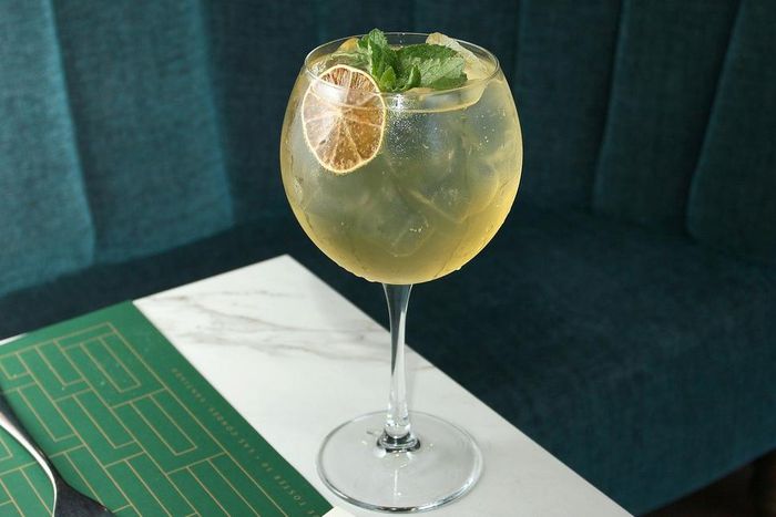 Recipe with a Pulse Live Twist: White wine and gin Cocktail the Pulse way