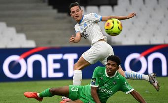 Wesley Fofana, in the famous green of Saint-Etienne, challenges Florian Thauvin during a recent game against Marseille
