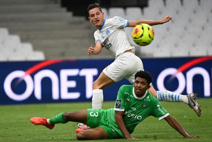 Wesley Fofana, in the famous green of Saint-Etienne, challenges Florian Thauvin during a recent game against Marseille