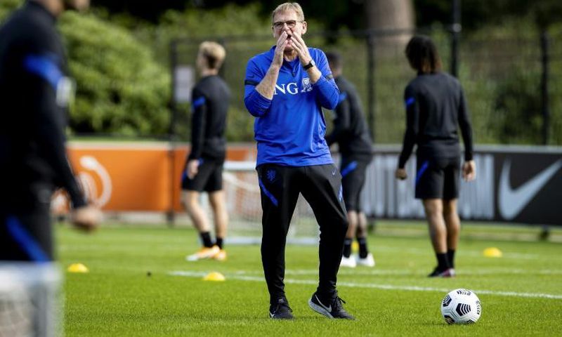 Caretaker boss Dwight Lodeweges says his Netherlands charges need a "charismatic" coach to follow Ronald Koeman