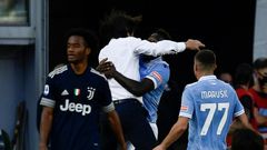 Felipe Caicedo (2R) celebrates with Lazio coach Simone Inzaghi (2L) after a last-gasp equaliser against Juventus
