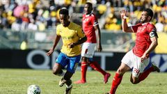 A last-gasp winner from Themba Zwane (L) kept the South African league title hopes of Mamelodi Sundowns alive Monday.